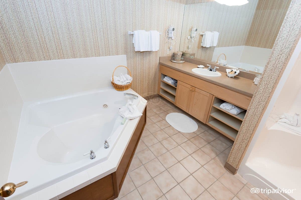 Inn at Cannon Beach Jacuzzi room