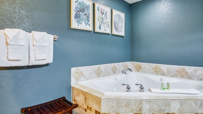 Inn at Haystack Rock Jacuzzi room