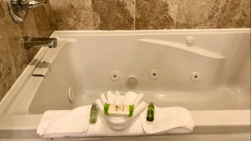 Inn at the Prom Jacuzzi room