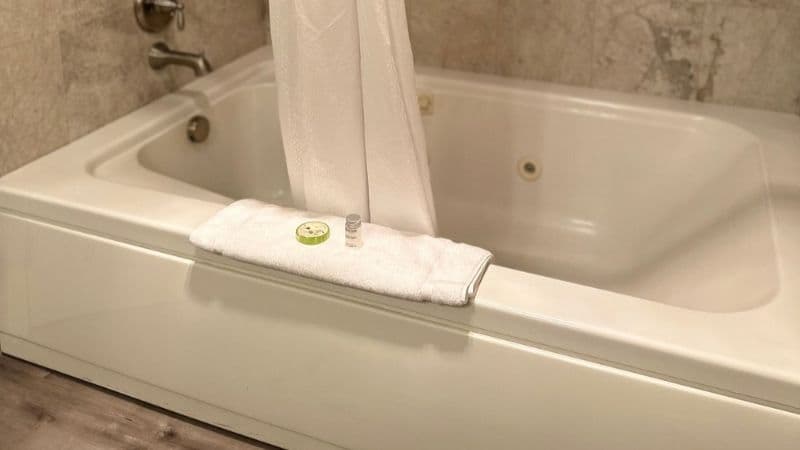 Inn at the Shore Jacuzzi room
