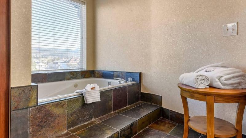 Kathryn Riverfront Inn, Ascend Hotel Collection Jacuzzi room