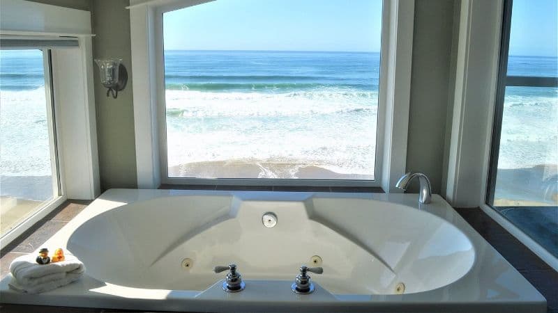 Nelscott Manor Jacuzzi room