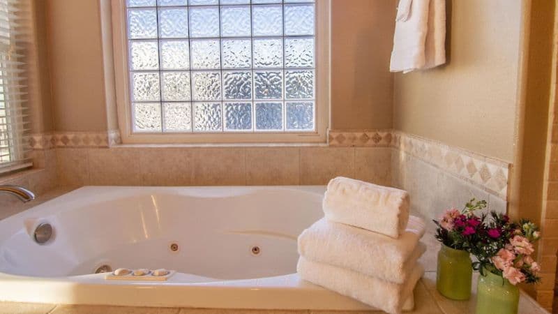 Ocean Front Home near Newport Jacuzzi room