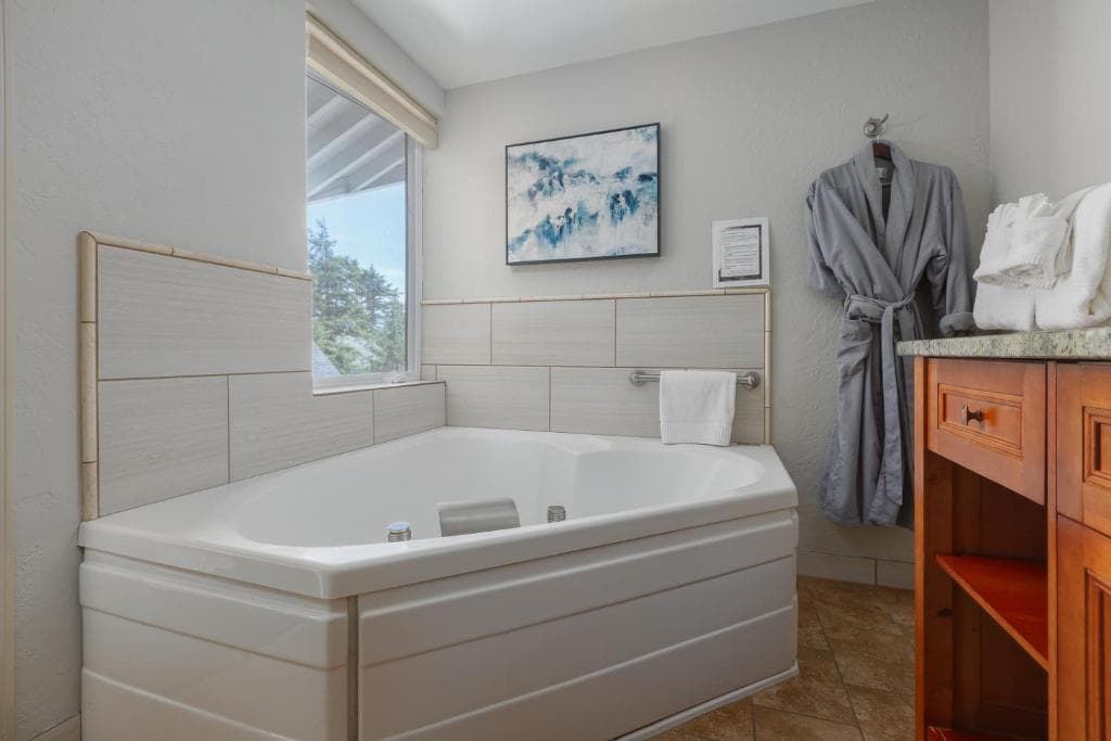 Ocean House Newport Oregon Jacuzzi room