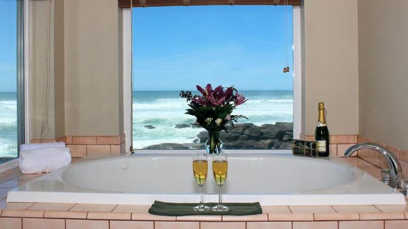 Overleaf Lodge & Spa Jacuzzi room