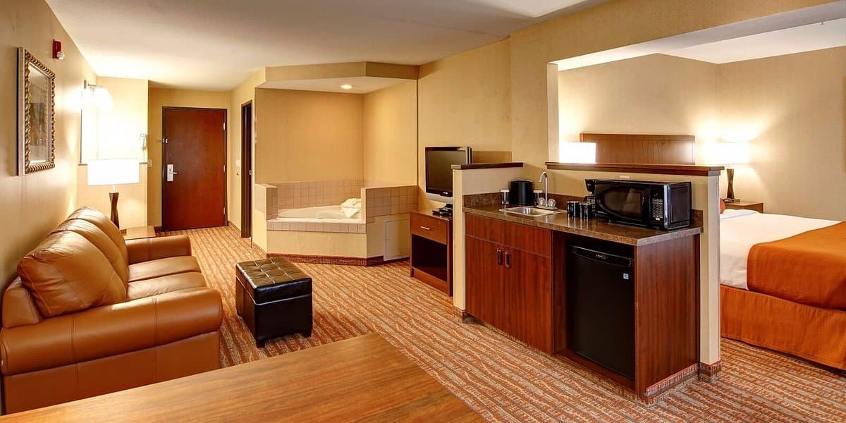 Phoenix Inn Suites Albany Jacuzzi room