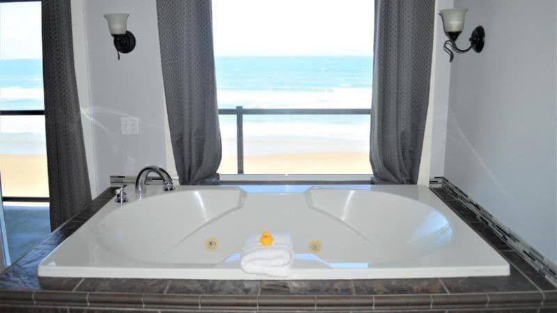 Starfish Manor Oceanfront Hotel Jacuzzi room
