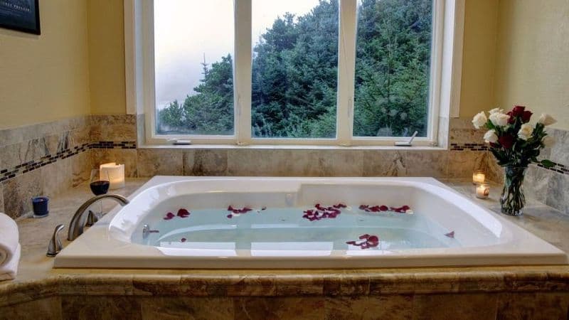 Starfish Point Condos Jacuzzi room