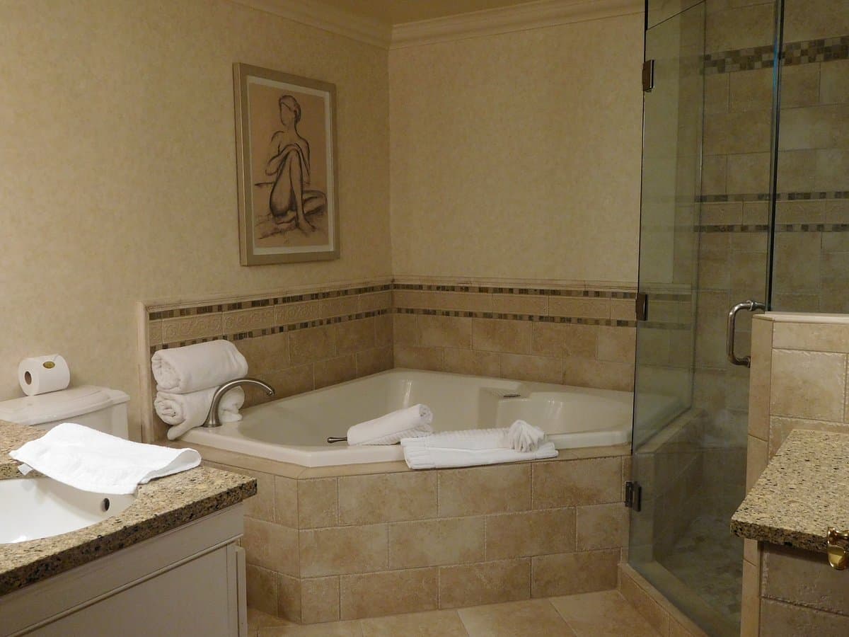 Stephanie Inn Jacuzzi room