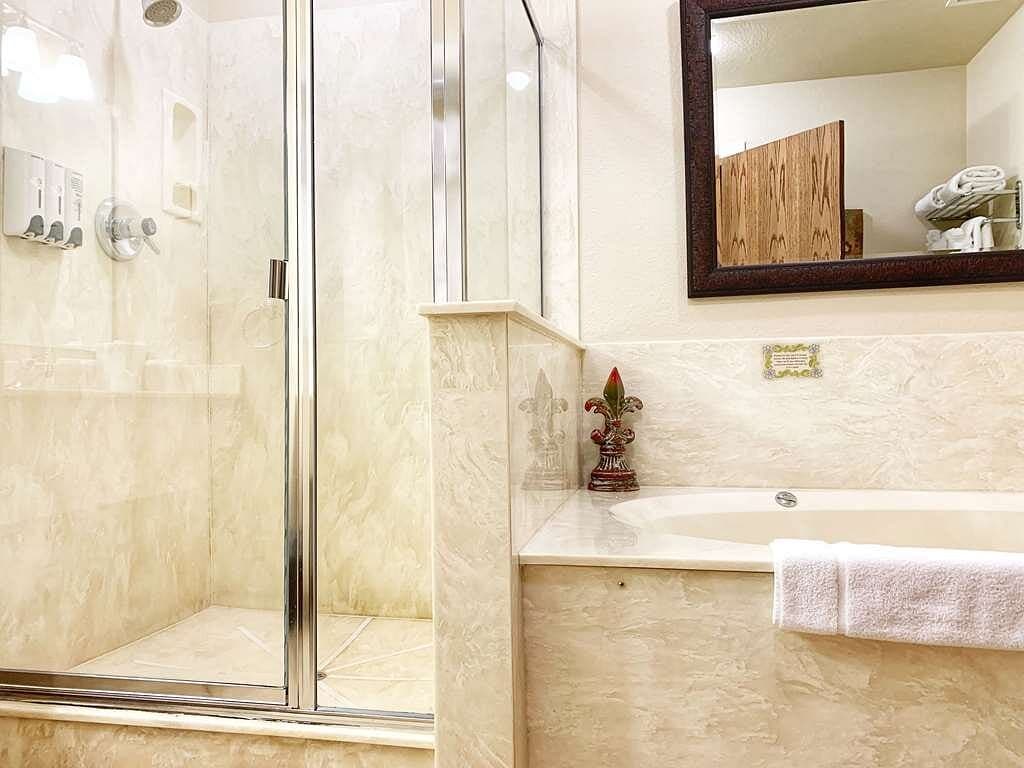 Stratford Inn Jacuzzi room