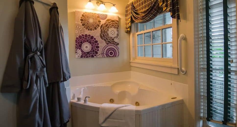 The Campbell House Inn Jacuzzi room