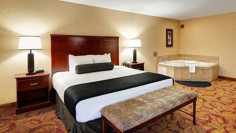 The Grand Hotel – Salem Jacuzzi room