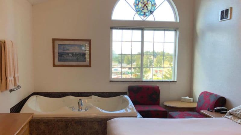The Landmark Inn Florence, OR Jacuzzi room