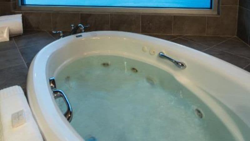 The Mill Casino Hotel Jacuzzi room
