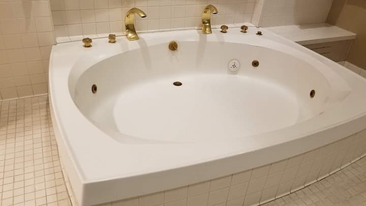 Valley River Inn Jacuzzi room