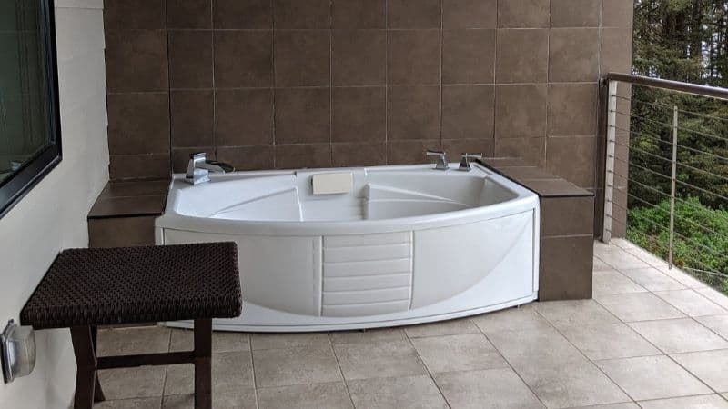 Whale Cove Inn Jacuzzi room