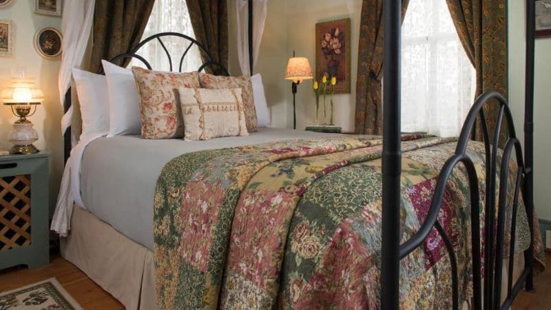 1825 Inn Bed and Breakfast hotel photo 4