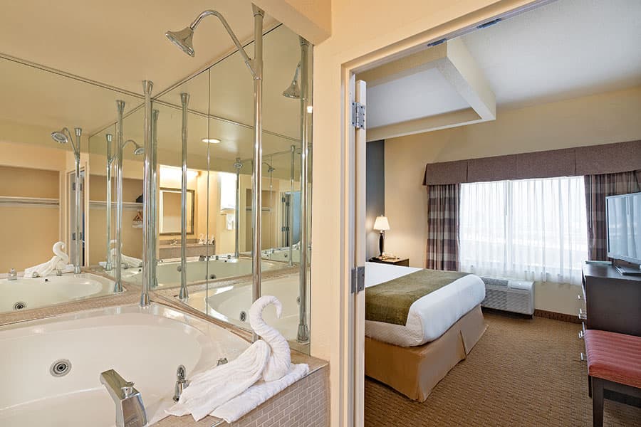 Best Western Plus Hershey Jacuzzi room