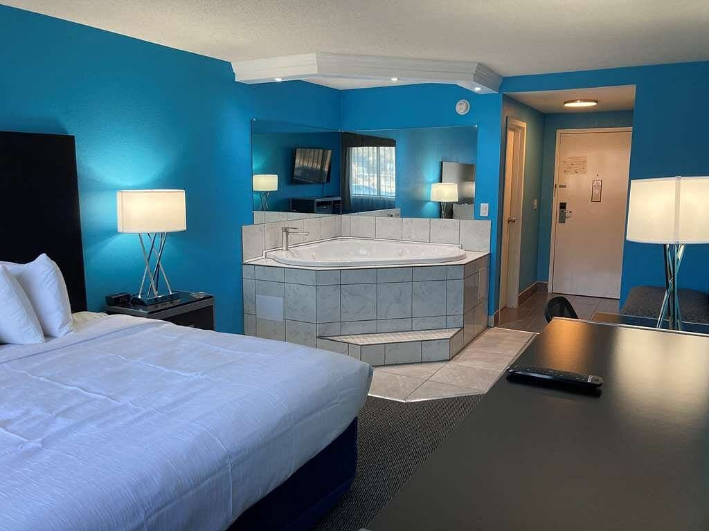 Best Western Plus Reading Inn & Suites Jacuzzi room