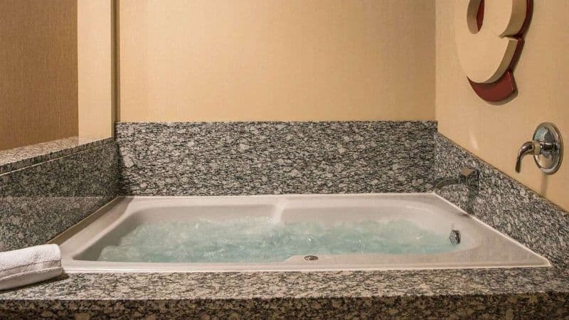Comfort Suites Monroeville Jacuzzi room