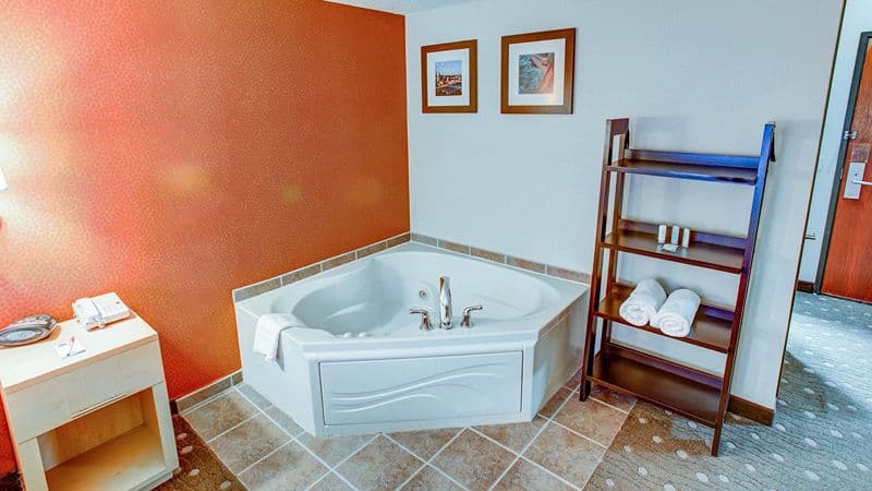 Comfort Suites Pittsburgh Airport Jacuzzi room