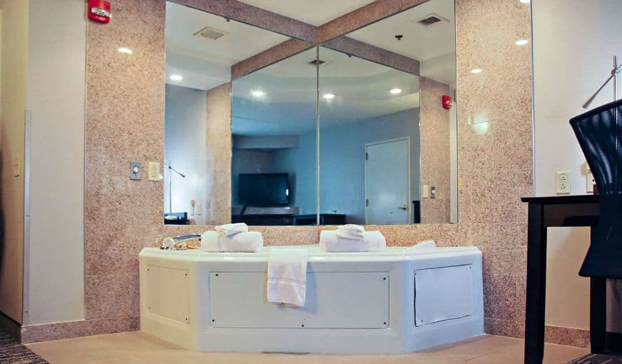Country Inn & Suites by Radisson, Frackville (Pottsville), PA Jacuzzi room
