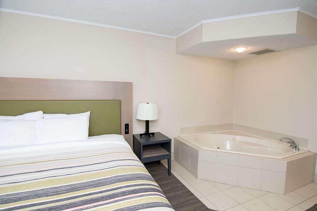 Country Inn & Suites by Radisson, Lehighton-Jim Thorpe, PA Jacuzzi room