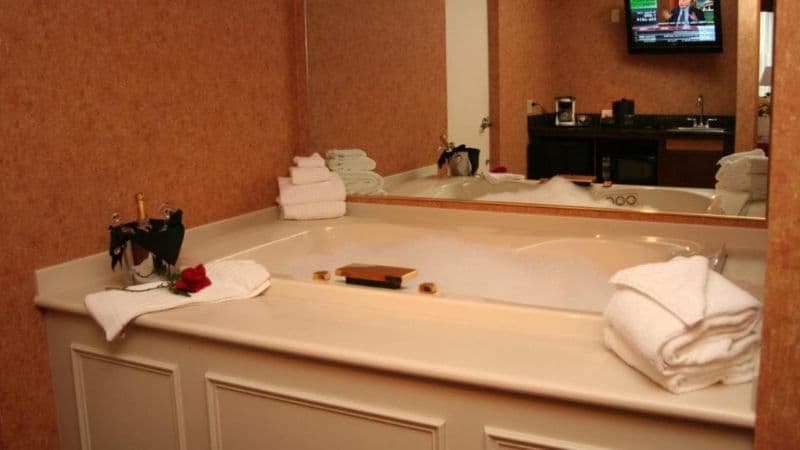 Heritage Hills Resort - Couples Suite with Hot Tub Jacuzzi room