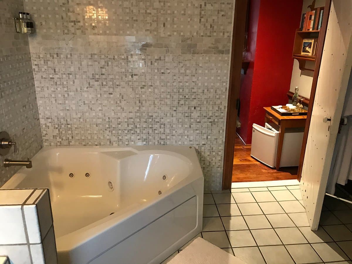 Historic Smithton Inn Jacuzzi room
