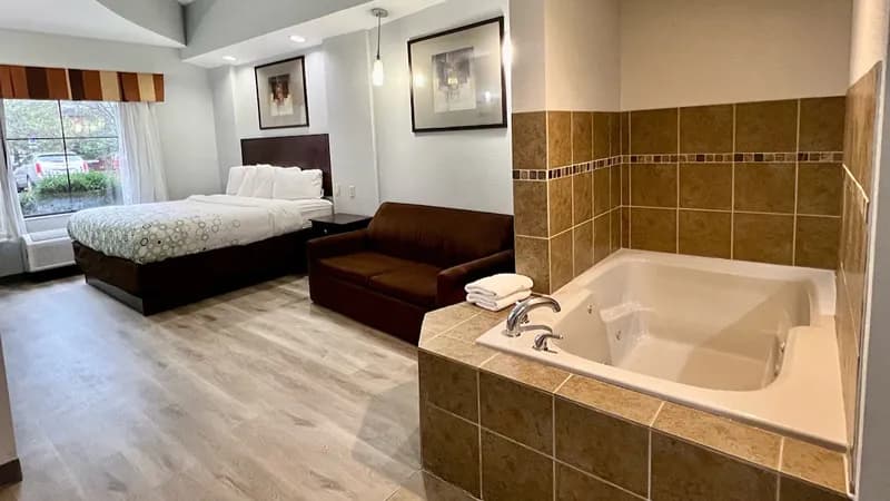 HomeTowne Studios & Suites Washington Jacuzzi room