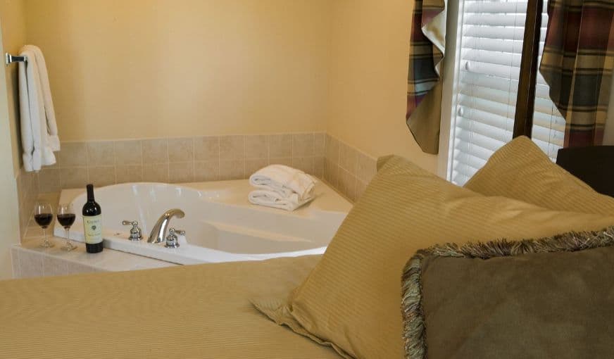 Joseph Ambler Inn Jacuzzi room