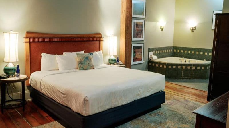 Lancaster Arts Hotel Jacuzzi room