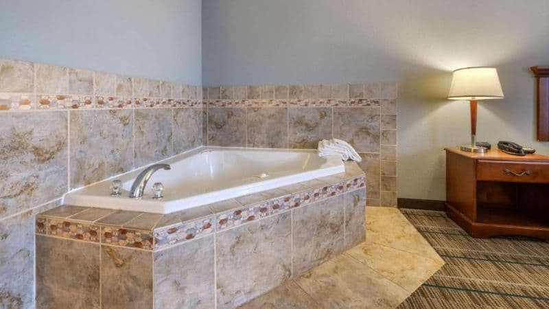 MainStay Suites Grantville – Hershey North Jacuzzi room