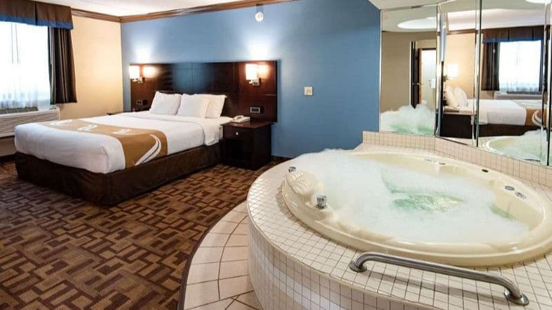 Quality Inn & Suites Quakertown Jacuzzi room
