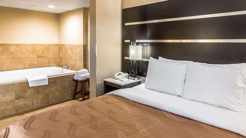 Quality Inn – East Stroudsburg – Poconos Jacuzzi room