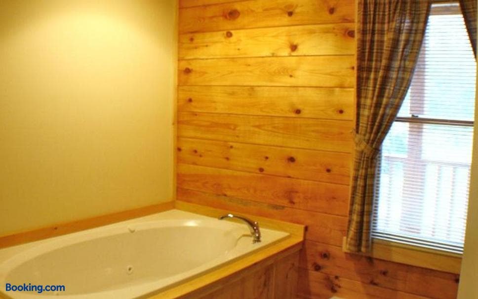 The Old Tioga Inn Bed and Breakfast Jacuzzi room