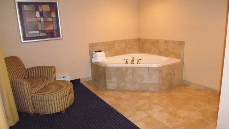 Wingate by Wyndham Erie Jacuzzi room