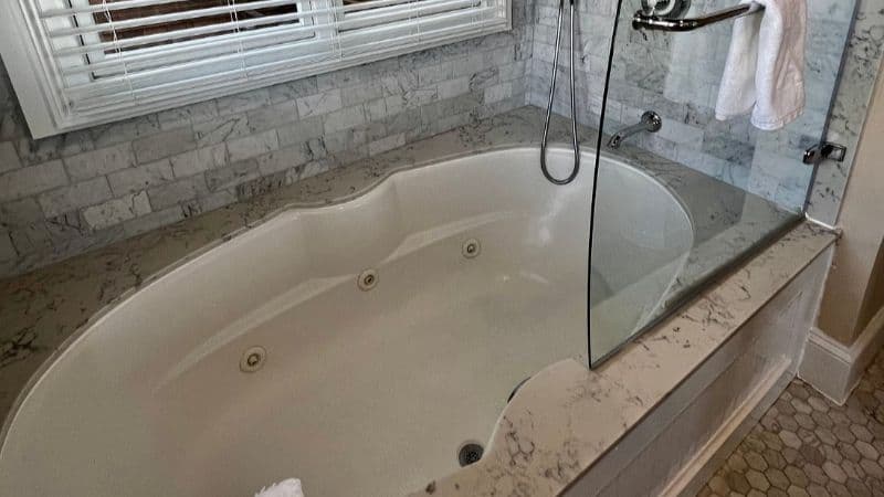Almondy Inn Jacuzzi room
