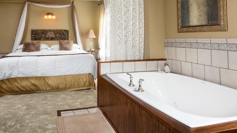 Artful Lodger Inn Jacuzzi room