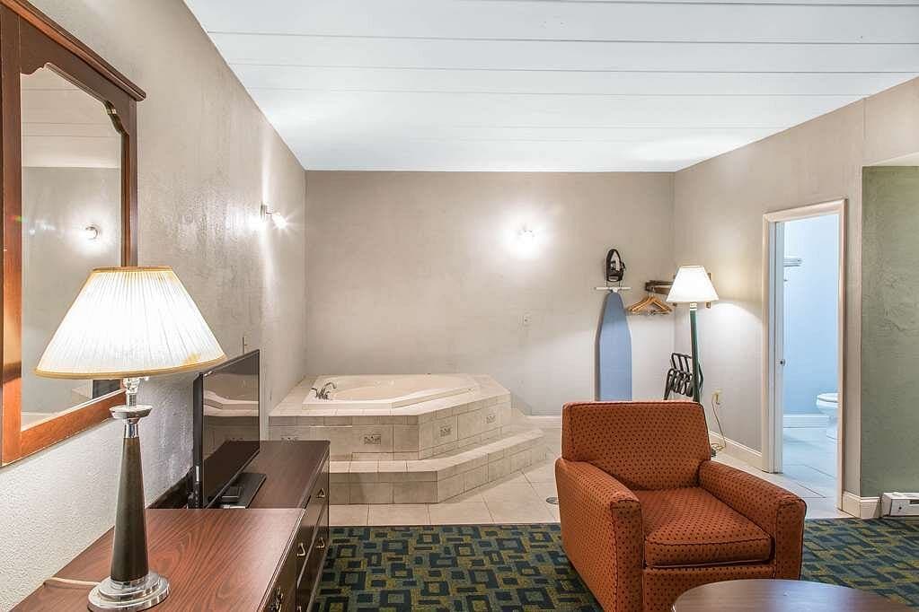 Econo Lodge Cranston Jacuzzi room