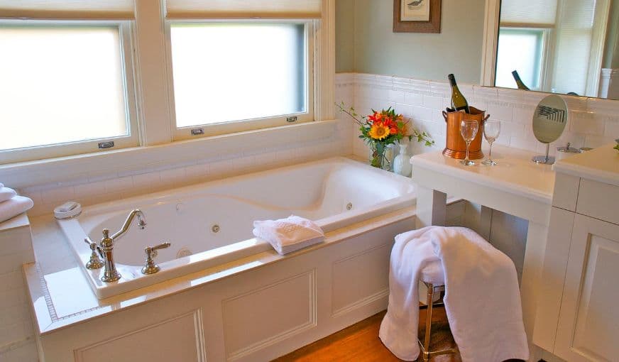 Hilltop Inn Jacuzzi room