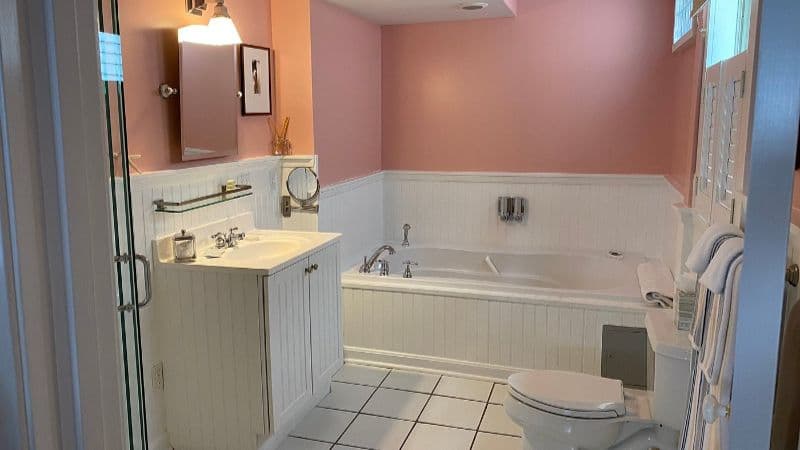 Howland House Inn Jacuzzi room