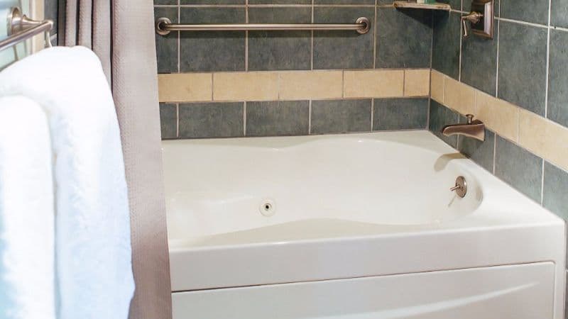 Newport Bay Club & Hotel Jacuzzi room