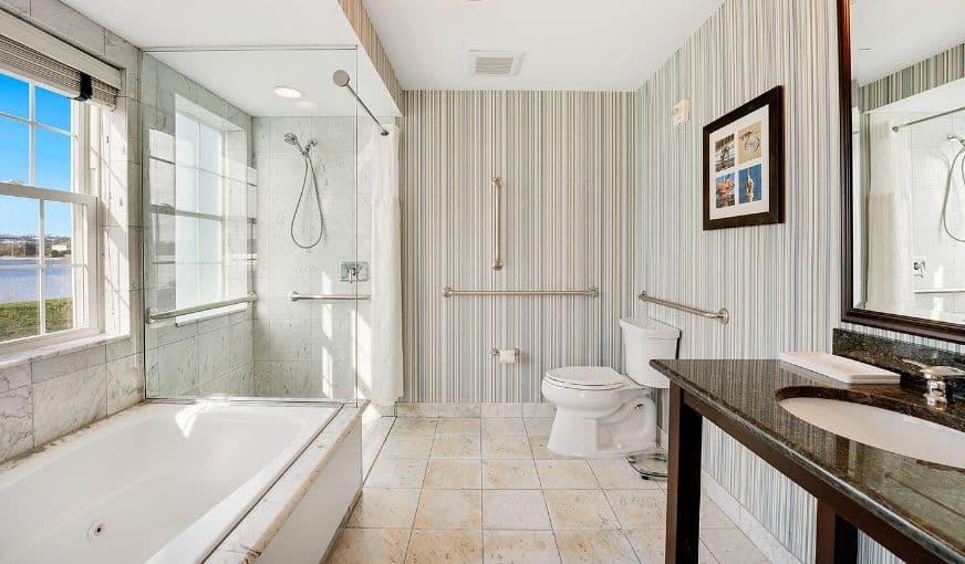 Newport Beach Hotel and Suites Jacuzzi room