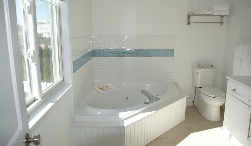 Rhea’s Inn by the Sea Jacuzzi room