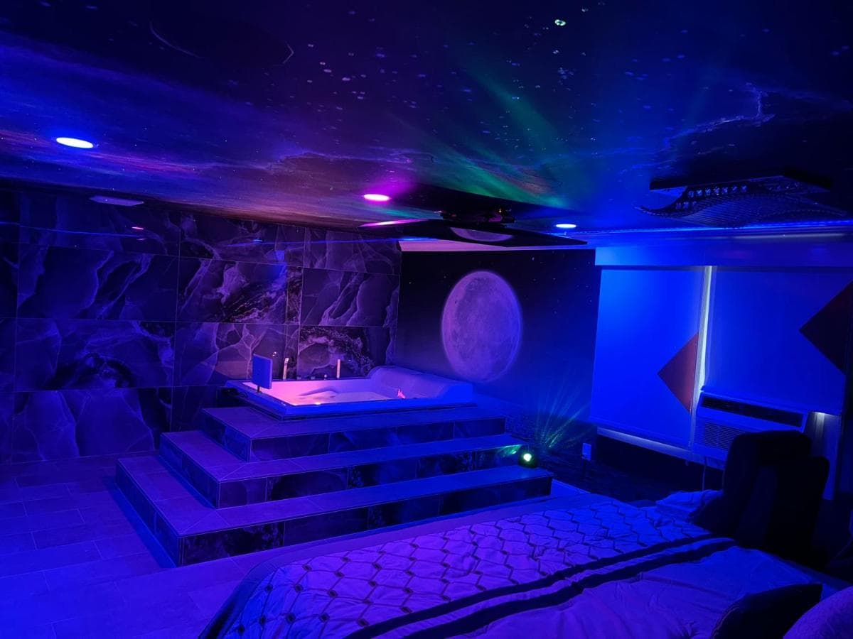 The Inn of Dayville Jacuzzi room