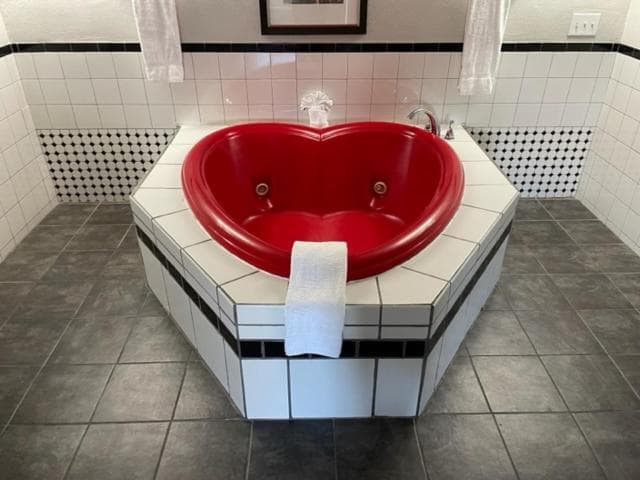 Whaler Inn & Suites Jacuzzi room