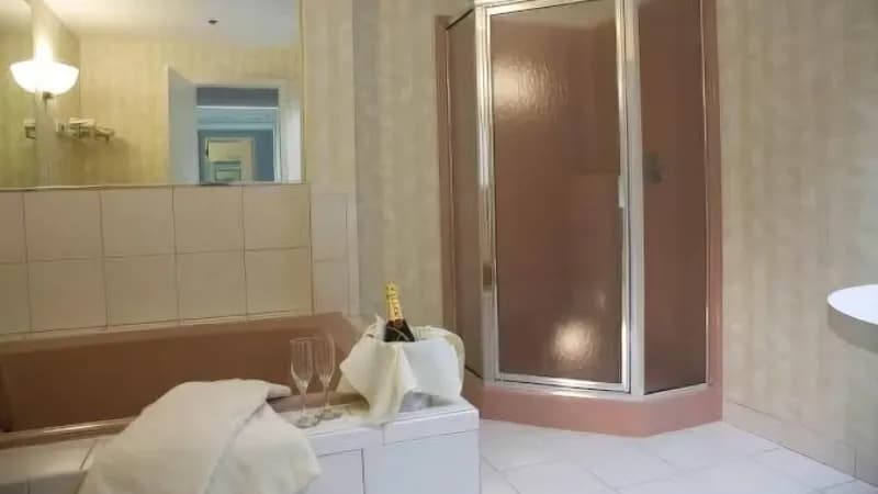 Winnapaug Inn Jacuzzi room