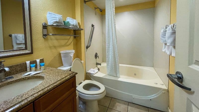 Bluegreen Horizons at 77th Jacuzzi room