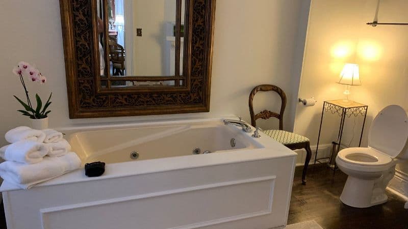 Chesnut Cottage Jacuzzi room